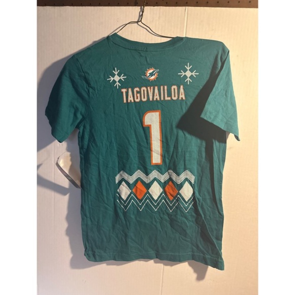 Tua Tagovailoa NFL Miami‎ Dolphins Christmas T-Shirt Football Youth Size M - Picture 4 of 4
